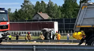 Wypadek na trasie S8. Bus uderzył w pojazd drogowców [FOTO]