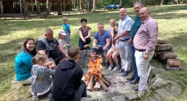 Rodziny zastępcze z powiatu zambrowskiego odwiedziły Czerwony Bór. Poznały wojsko i służbę więzienną [FOTO]