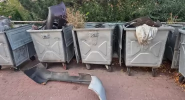 Części samochodowe i odpady poremontowe w kontenerach przy cmentarzu parafialnym