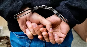 Znęcał się nad partnerką i przypalał ją papierosem. Jarosław B. trafił do aresztu