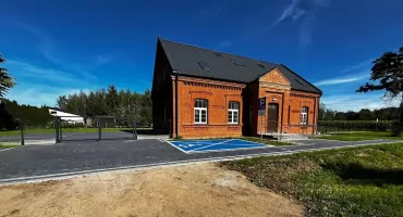 Teren przy dawnej szkole w Srebrnym Borku zyskał nowe oblicze [FOTO]