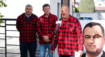 Rolnicy przed biurem ministra Stefana Krajewskiego. Żądają wyjaśnień w sprawie wyroków sądowych [FOTO+VIDEO]