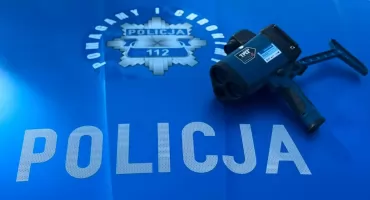 Pędził przez obszar zabudowany ponad setką. Policjanci zatrzymali prawo jazdy 66-latkowi