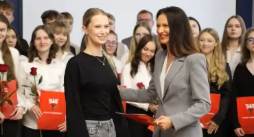 Najzdolniejsi uczniowie odebrali stypendia Starosty Zambrowskiego [FOTO]