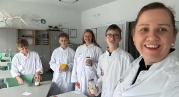 Siódmoklasiści z Wiśniewa eksperymentują w nowej pracowni chemicznej [FOTO]