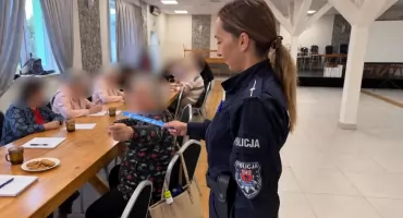 Zambrowscy policjanci spotkali się z seniorami. Ostrzegali przed oszustami i rozdawali odblaski