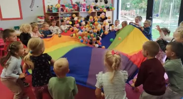 Gry, tańce i mnóstwo radości. Przedszkolaki w Szumowie świętowały swój dzień [FOTO]