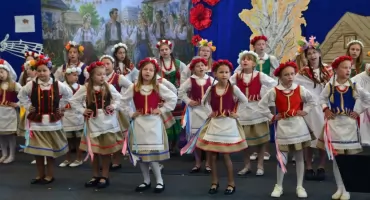 Święto Szkoły Podstawowej w Rutkach. Uczniowie uczcili pamięć patrona i tradycję ludową [FOTO]