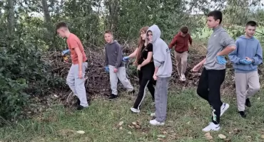 Siódmoklasiści ze Starego Zakrzewa włączyli się w ogólnopolską akcję Sprzątanie Świata [FOTO]