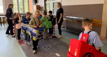 Policjantki uczyły pierwszoklasistów z SP5 zasad bezpieczeństwa na drodze [FOTO]