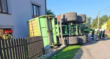 Przewrócona przyczepa z kukurydzą uszkodziła dom i ogrodzenie [FOTO]