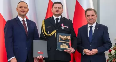 Komendant KP PSP w Zambrowie odebrał nagrodę z rąk Prezydenta RP Karola Nawrockiego [FOTO]
