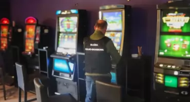 Zabezpieczone automaty i gotówka. KAS zlikwidowała nielegalny salon gier [FOTO]