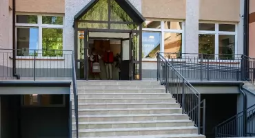 Atak nożownika w szkole w Ostrołęce. Policja zatrzymała 19-latka
