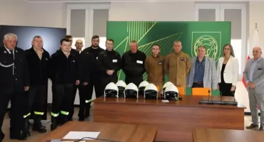 28 nowych hełmów trafiło do strażaków z gminy Zambrów. Sprzęt odebrały cztery jednostki OSP [FOTO]