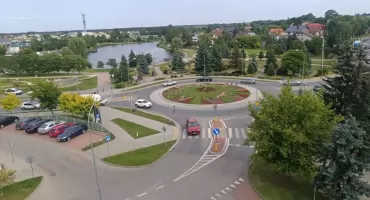 Przebudowa placu zabaw, wymiana fontanny i cykl imprez przy SP3. Kolejni radni złożyli propozycje do budżetu