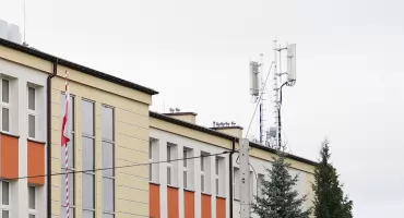 Montaż anten na dachu SP4 zaniepokoił mieszkańców Zambrowa. Radny żąda wyjaśnień od burmistrza [FOTO]