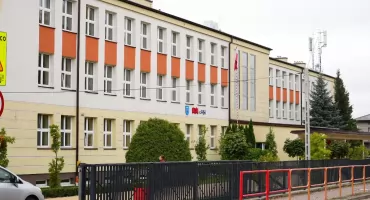 Nauczyciele zdejmują krzyże w salach lekcyjnych SP4? Radny Kamil Kowalczyk interweniuje u burmistrza