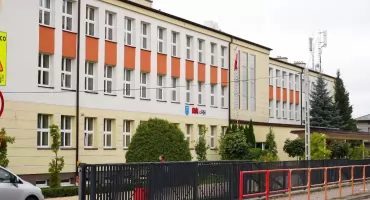 Czy nauczyciele zdejmują krzyże w salach lekcyjnych SP4? Dyrekcja wydała oświadczenie