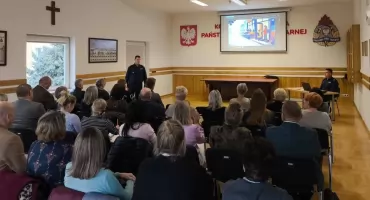 Policjanci i strażacy przeszkolili dyrektorów i pracowników szkół. Spotkanie o bezpieczeństwie w Zambrowie