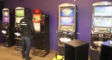 Funkcjonariusze KAS zlikwidowali nielegalny salon gier. Zabezpieczyli automaty i gotówkę