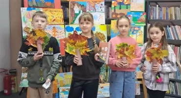 Wychowankowie świetlicy SP4 odwiedzili bibliotekę. Rozpoznawali liście i tworzyli jesienne drzewka [FOTO]