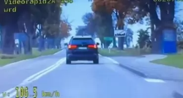 Kierowca BMW pędził 106 km/h w terenie zabudowanym. Stracił prawo jazdy i odpowie przed sądem [VIDEO]